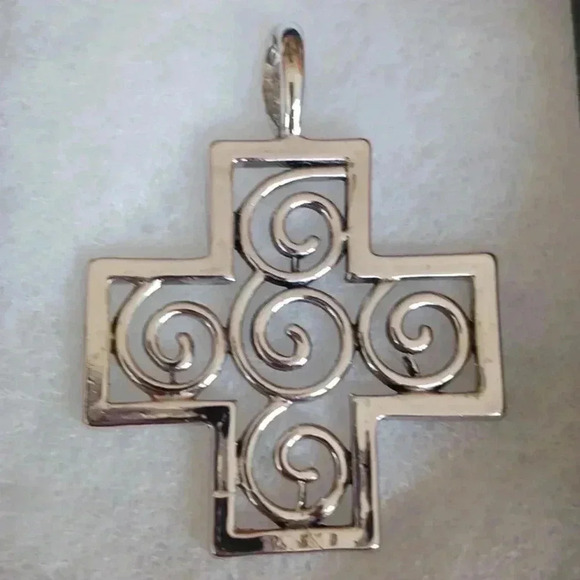 Silvertone cross pendant - Picture 2 of 2